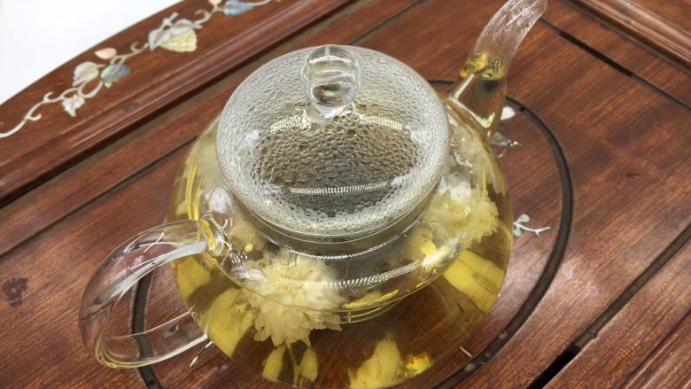 五香茶叶鹌鹑蛋,煮茶：水开后放入茉莉花茶，煮10分钟，然后放入<a style='color:red;display:inline-block;' href='/shicai/ 13469'>菊花茶</a>，泡5分钟。