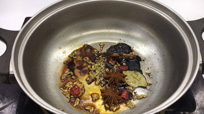 五香茶叶鹌鹑蛋,关火,放入生抽和老抽,用余温爆出酱香味。