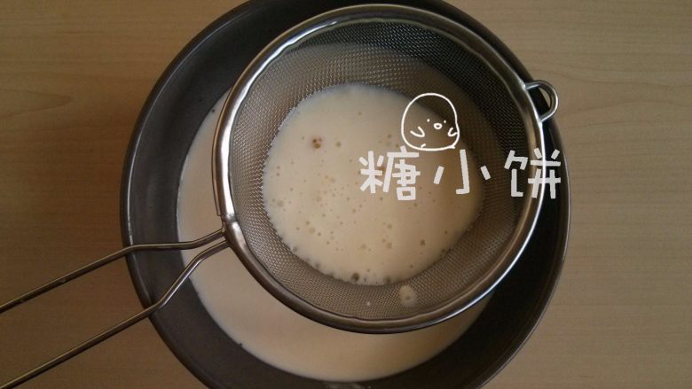 【奥利奥冻芝士蛋糕】,加热使吉利丁融化,搅匀,过筛一次
(我用微波炉叮1分钟——1分钟)