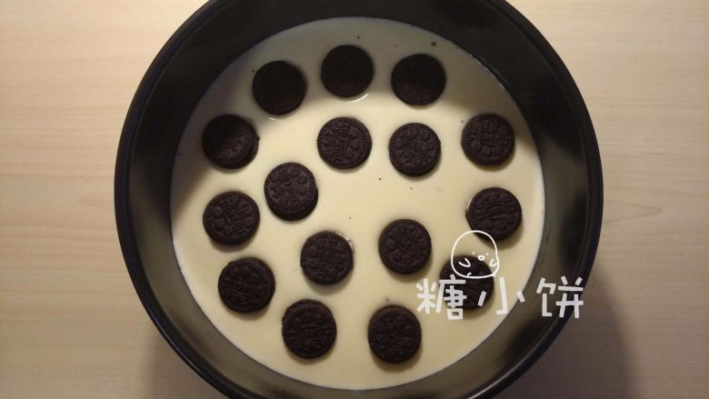 【奥利奥冻芝士蛋糕】,前一步的冷藏是为了初步让奶酪糊有点凝固,并未完全凝固,只是承重力更好。
铺一半饼干(50G),放上饼干正好会有一点点下陷的程度正好