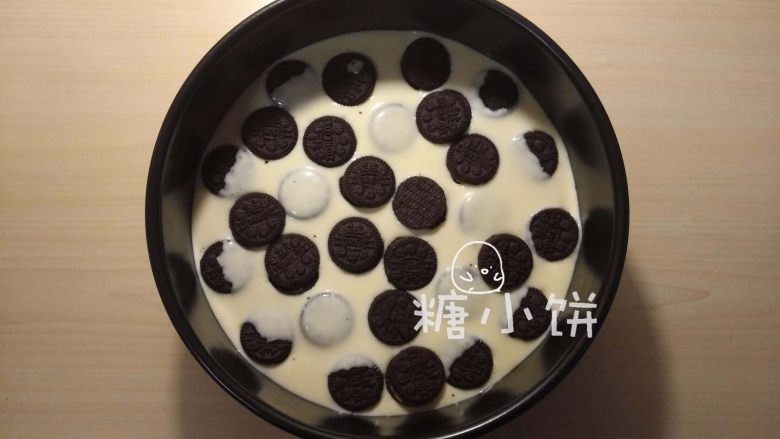 【奥利奥冻芝士蛋糕】,倒入剩下面糊的一半,在缝隙处再铺上剩下的50G饼干,冷藏30分钟。
(这样做是为了让夹层有错落感,如果想做整齐效果的话就直接在步骤11的时候