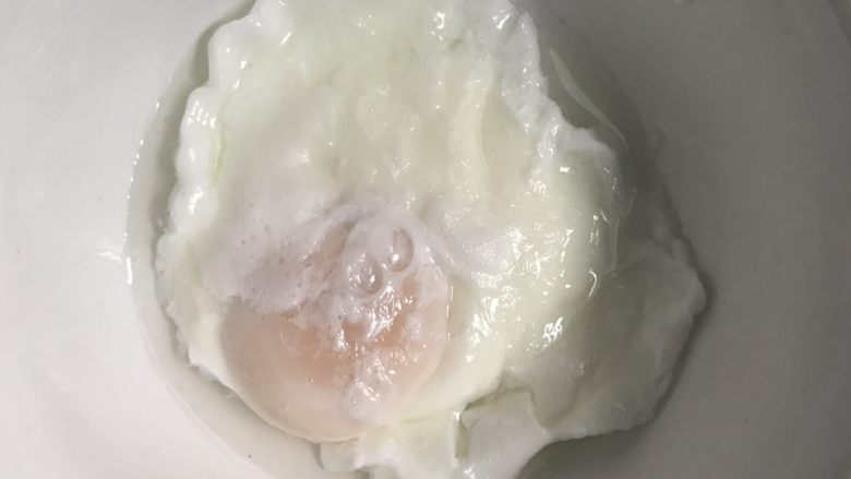 低卡南瓜溏心蛋意面,另起炉，加入一定量水，待锅中水开始冒泡，用勺子打一个漩涡，漩涡快停的时候打入<a style='color:red;display:inline-block;' href='/shicai/ 9'>鸡蛋</a>，让<a style='color:red;display:inline-block;' href='/shicai/ 9'>鸡蛋</a>自然成团，约2分钟左右捞出