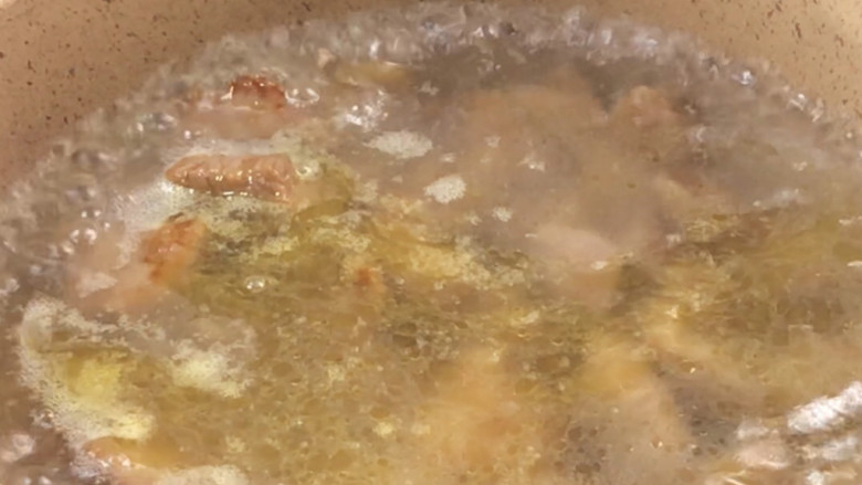 适合小朋友吃的萝卜炖牛肉,加入多点开水,煮沸后转小火,盖上锅盖烧1小时以上