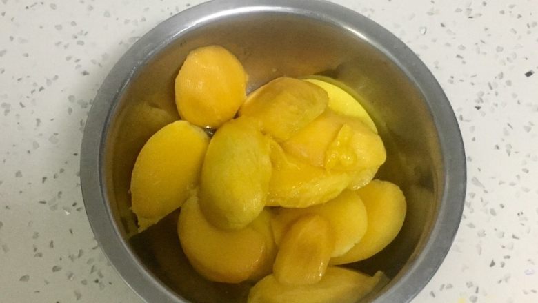 酸奶慕斯蛋糕(蓝莓+芒果),芒果去皮去核,要纯果肉200克。