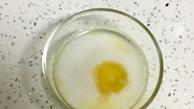 酸奶慕斯蛋糕(蓝莓+芒果),吉利丁粉加白糖加纯净水略微泡一会。