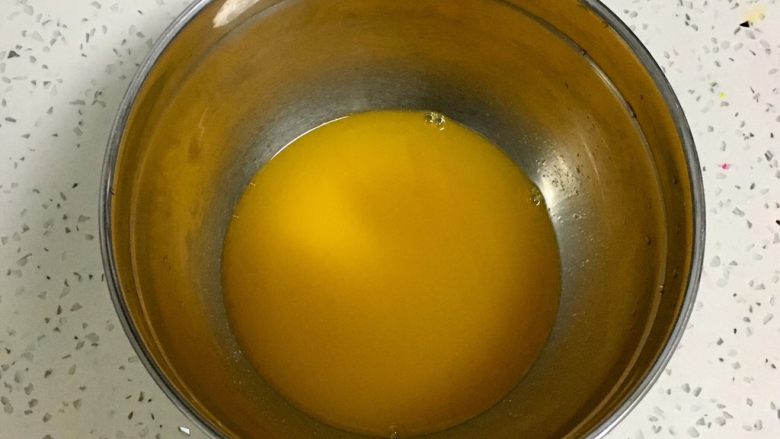 酸奶慕斯蛋糕(蓝莓+芒果),余下120克的芒果汁隔五六十度温热水温一下。