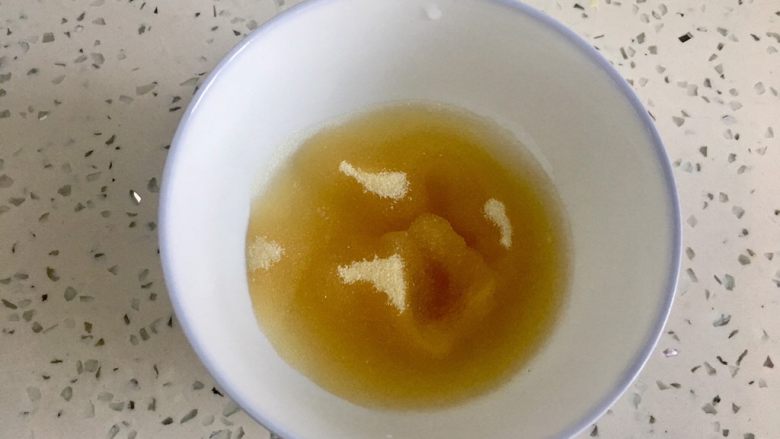 酸奶慕斯蛋糕(蓝莓+芒果),吉利丁粉用纯净水泡上备用。