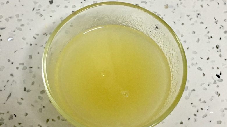 酸奶慕斯蛋糕(蓝莓+芒果),隔五六十度温热水至融化。
