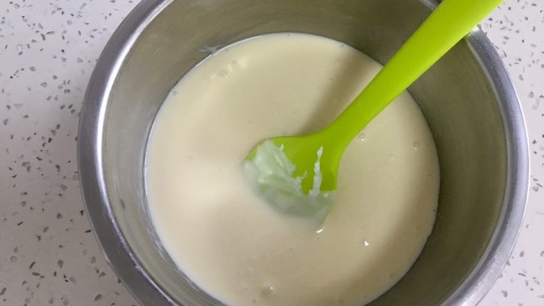 酸奶慕斯蛋糕(蓝莓+芒果),搅拌均匀放一旁备用。