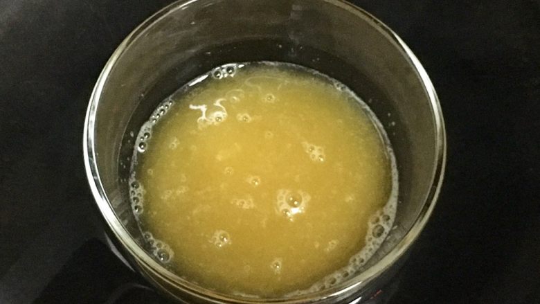 酸奶慕斯蛋糕(蓝莓+芒果),用果汁泡好的吉利丁粉隔五六十度温热水融化。