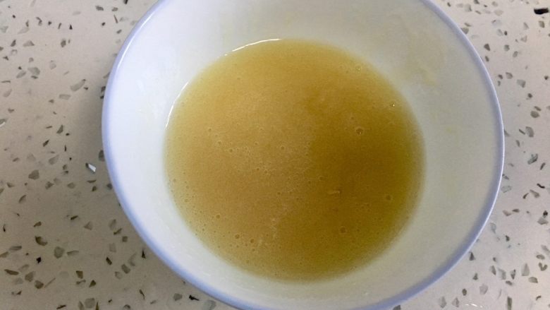 酸奶慕斯蛋糕(蓝莓+芒果),泡好的吉利丁粉隔五六十度温热水融化。