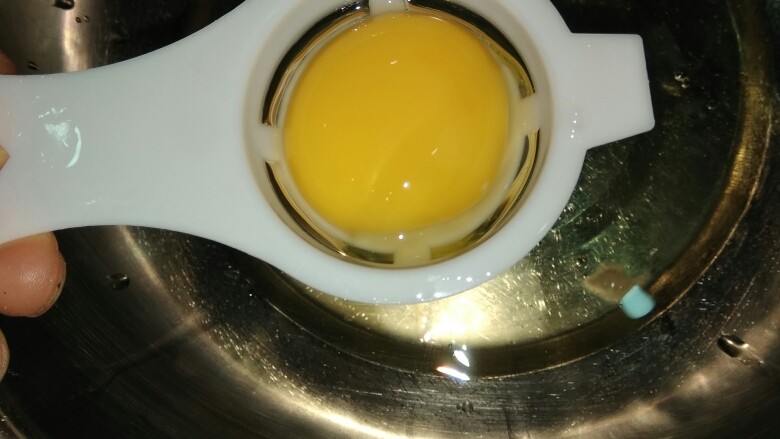电饭煲版蛋糕,2,蛋黄蛋白分离,切记把打蛋盆里面不能有水和油