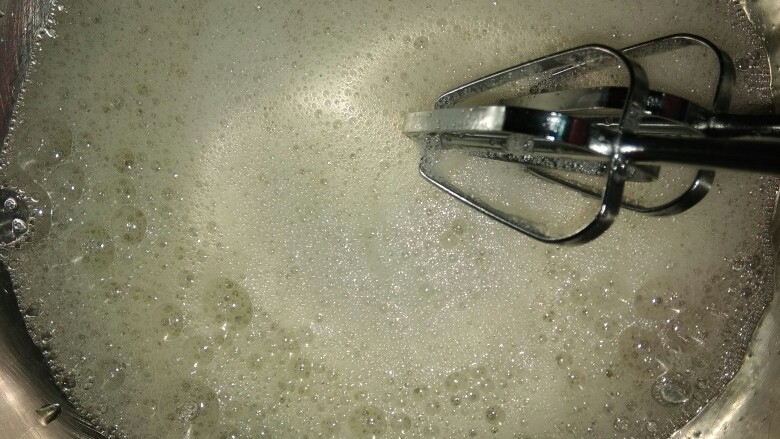 电饭煲版蛋糕,3,分好的蛋白液加3滴白醋,打到鱼眼状,加入25克的白砂糖继续打发几分钟,再依入加入20<a style='color:red;display:inline-block;' href='/shicai/ 3729'>白糖</a>继续打发
