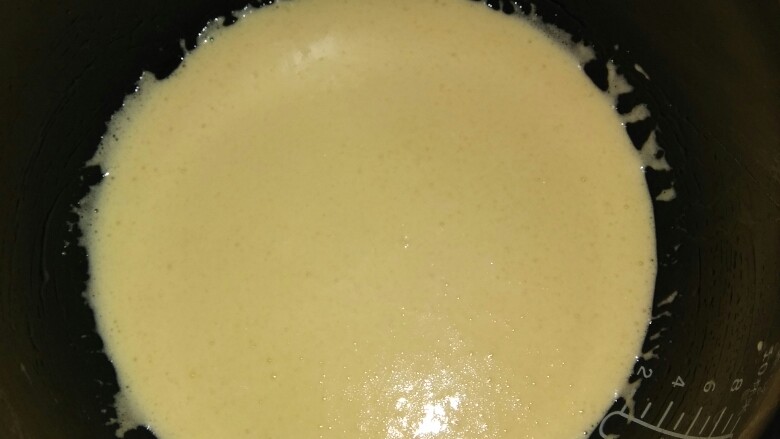 电饭煲版蛋糕,7,拌好的面糊静置三分钟,锅底刷剩下黄油,轻震几下震出气泡,再盖上锅,按电饭煲蛋糕键,蒸好后自动跳的