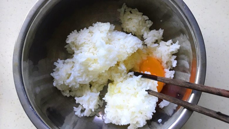 黄金米饭饼,打一个<a style='color:red;display:inline-block;' href='/shicai/ 9'>鸡蛋</a>拌匀,一边拌一边压,尽量把米饭团打散