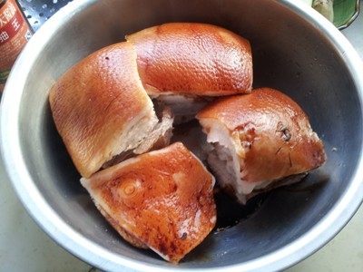 干豆角扣肉,煮好的五花肉擦干表面水分，抹一层<a style='color:red;display:inline-block;' href='/shicai/ 692'>酱油</a>
