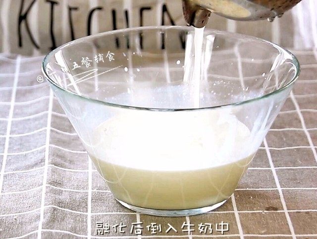 牛奶布丁, 倒入牛奶中，搅匀。