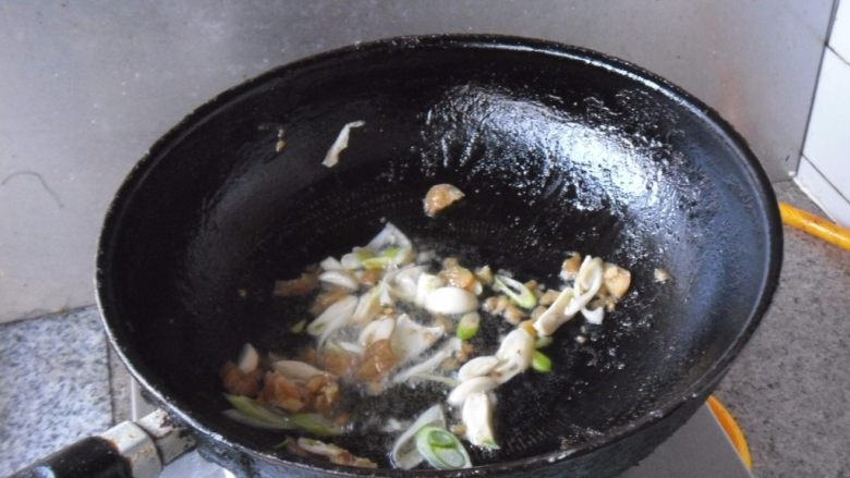 腐乳烧鳕鱼, 热油,放入葱姜蒜炒香