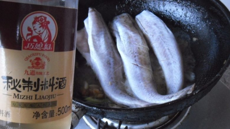 腐乳烧鳕鱼, 放入鳕鱼,旺火、烹入<a style='color:red;display:inline-block;' href='/shicai/ 718'>料酒</a>