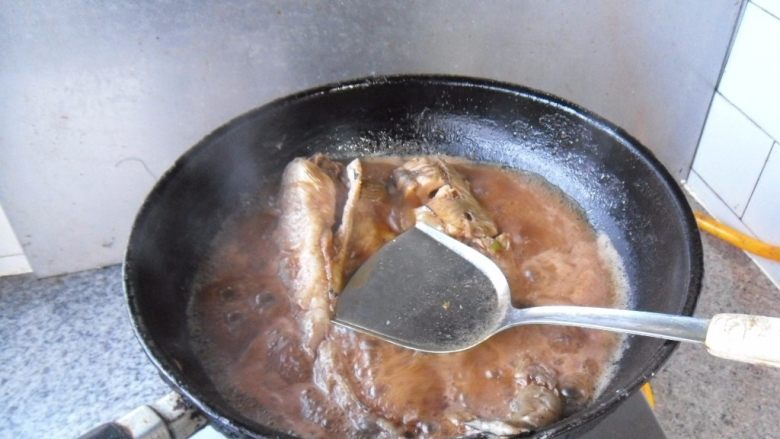 腐乳烧鳕鱼,把鱼翻面,加少许盐调味,再烧制2分钟
