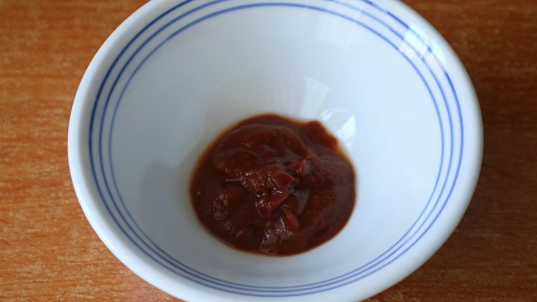 茄汁虎皮鹌鹑蛋,开始准备调理酱汁,<a style='color:red;display:inline-block;' href='/shicai/ 699'>番茄酱</a>15g。