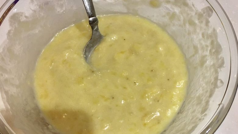 香蕉燕麦坚果饼,😬和稀泥一样搞好了……这里呢 想说一下🍌香蕉其实拨好放进保鲜袋里 直接压烂来的更快… 我是用勺子压了半天脑回路才绕回来,装袋里直接压或捏不就得了么🙄️……🤷♀️…