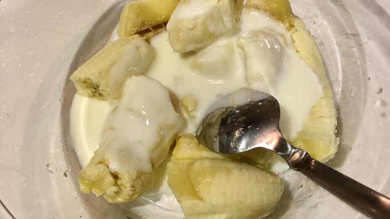 香蕉燕麦坚果饼,拨好香蕉呢🍌接下来就是捣烂,因为有点干,我倒了酸奶(可以用牛奶,我只是想要有点酸酸的)