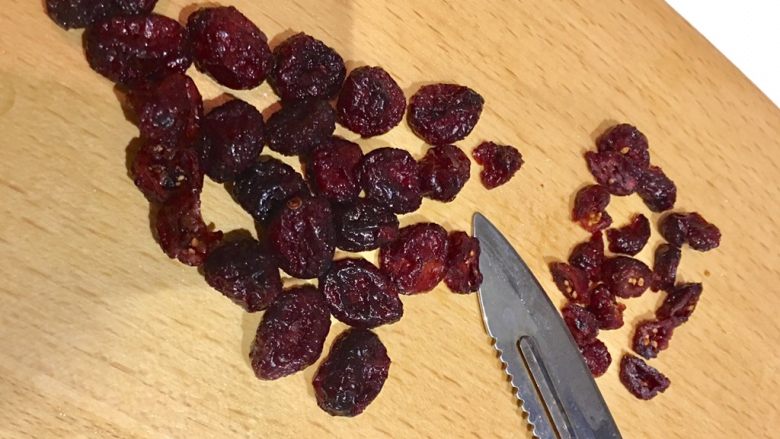 香蕉燕麦坚果饼,这个干梅肉 太大了,处理下…切切切… 它是偏酸酸的