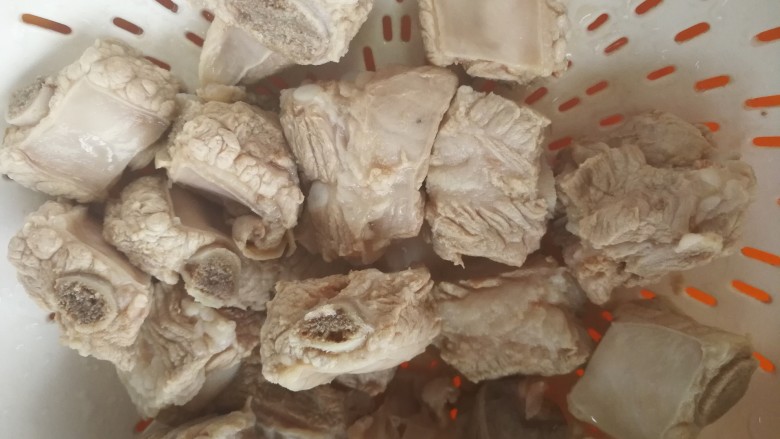 午餐秋冬滋补篇:排骨遇见小鲍鱼,直排切段,冷水下锅加半汤勺<a style='color:red;display:inline-block;' href='/shicai/ 894'>黄酒</a>,焯水。