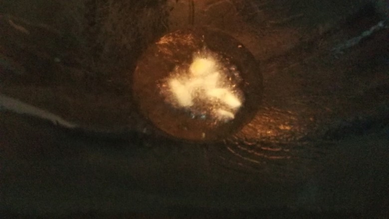 午餐秋冬滋补篇:排骨遇见小鲍鱼,锅烧热,下切小块的蒜粒炒出香味。