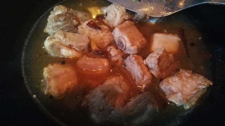 午餐秋冬滋补篇:排骨遇见小鲍鱼,倒入热水,差不多和排骨持平。