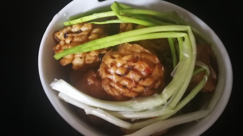 午餐秋冬滋补篇:排骨遇见小鲍鱼,装入碗中,上面放入三分之二的小<a style='color:red;display:inline-block;' href='/shicai/ 3250'>葱</a>,入高压锅,选排骨键。