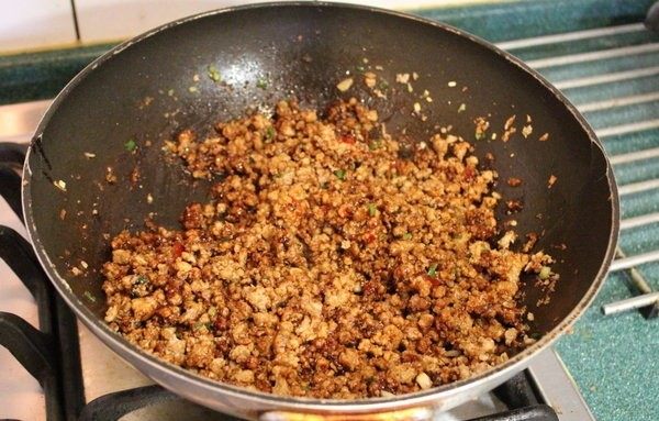 炸酱,炒均匀至香味出来。想要辣一点,辣豆瓣可以多加一些。