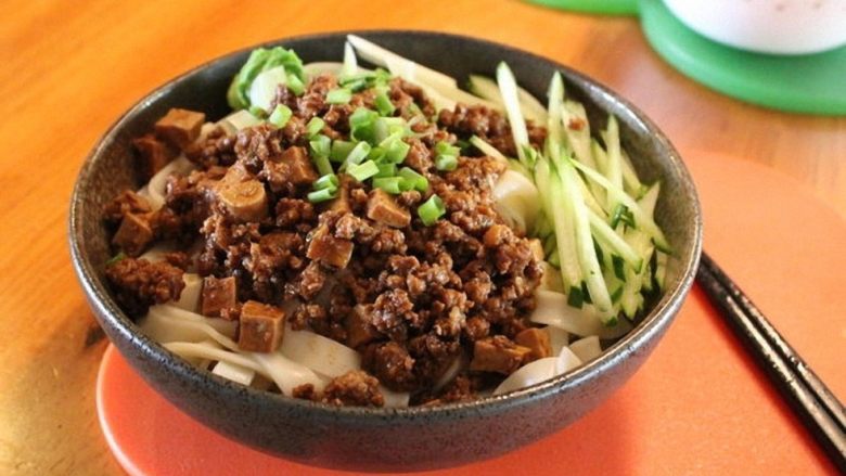 炸酱,煮好面,铺上炸酱,加一些青菜、小黄瓜丝,洒上葱花,就是一碗令人心满意足的好面!