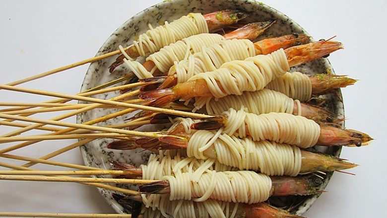 私家茄汁金丝虾串,将面条几根理顺在一起,缠绕在虾的中间身体部位
