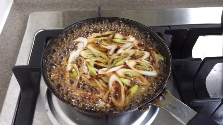 日式生蚝鸡蛋丼,大葱煎好了，加入酱汁煮沸。