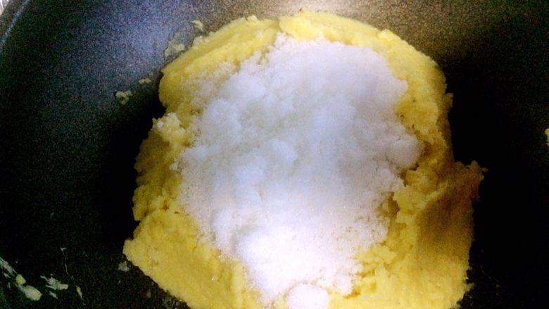 绿豆糕,绿豆泥放入锅内,加糖