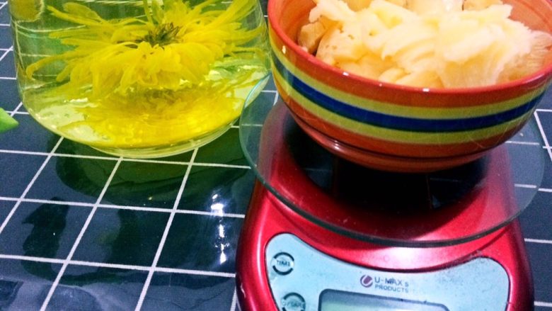 绿豆糕,黄油100克。也可以用玉米油,我这个黄油是大哥从内蒙带回来的,特别好吃。