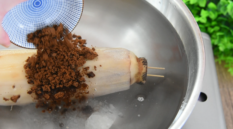 正宗“桂花糖藕”的做法,香甜软糯,将藕放入清水中,倒入50g冰糖、80g红糖