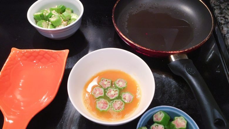 蛋煎秋葵盒,小号平底锅倒入热油,大火烧热转中小火。