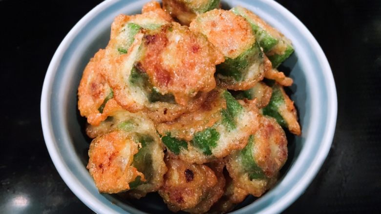 蛋煎秋葵盒,做好的秋葵两面金黄,肉馅夹着秋葵的清香,非常独特的味道。