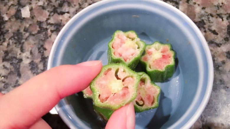 蛋煎秋葵盒,再将肉馅儿塞进秋葵圈儿里,肉馅儿水分不多,一次不用担心会露出来。