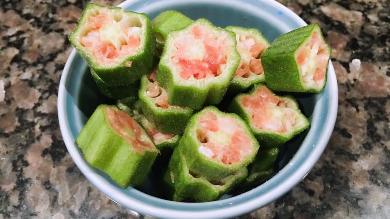 蛋煎秋葵盒,做成如图的样子,全部准备好以后,就可以开始准备油煎了。