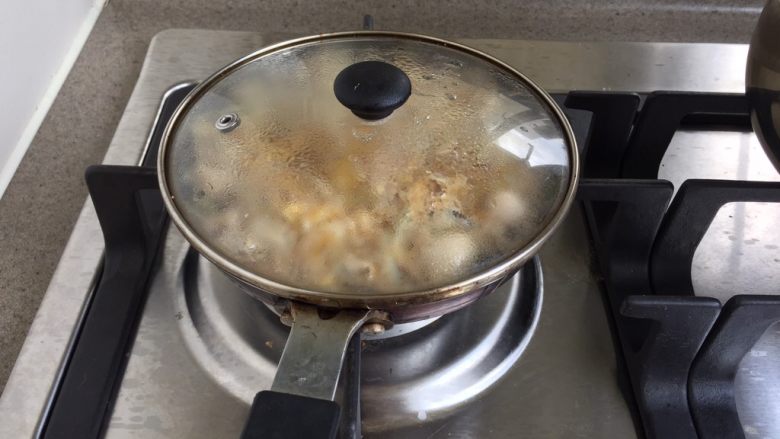 日式生蚝鸡蛋丼,转小火，盖锅盖，焖30秒，关火。