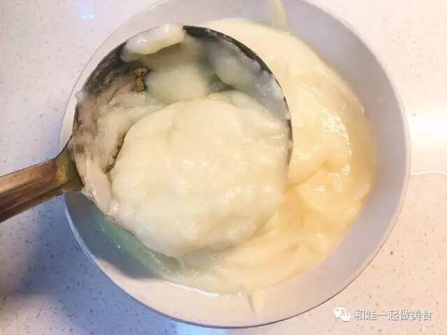 老北京面茶,倒入碗内,