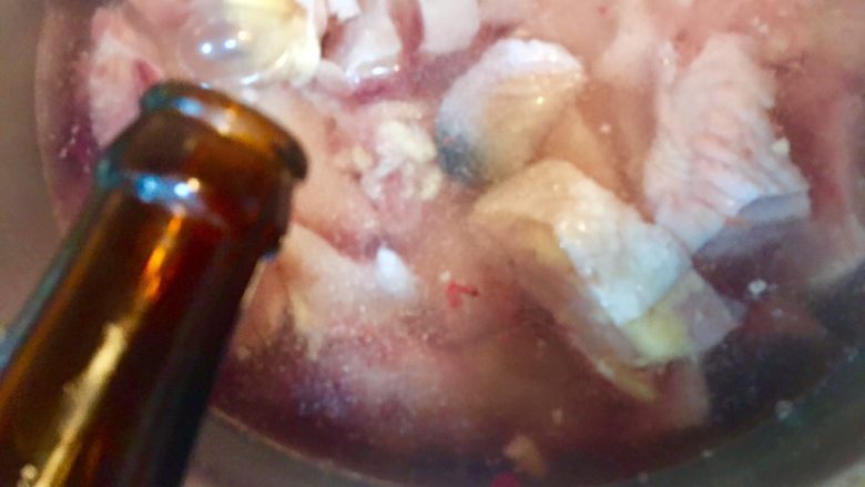 日式咖哩雞,買回來的雞肉不需先水洗,直接放入鍋內加水至淹過雞肉即可倒入米酒20ml轉中火