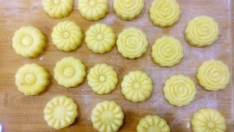 绿豆糕,用喜欢的模具做出漂亮的外形。压模具的时候记得多压几下,结实。