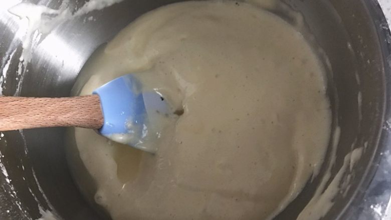 松软甜甜圈蛋糕,将混合好的玉米油顺着刮刀倒入面糊中