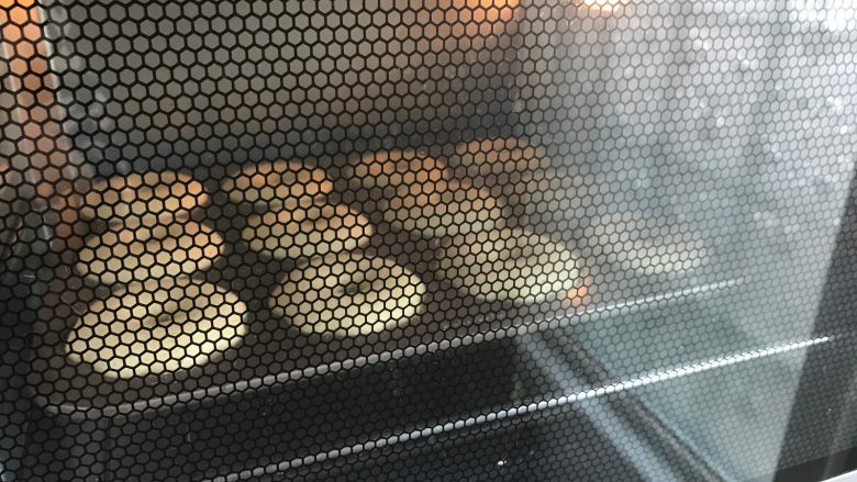 松软甜甜圈蛋糕,放入预热好的烤箱,170度中层上下火20分钟左右。出炉后轻震出热气,脱模。