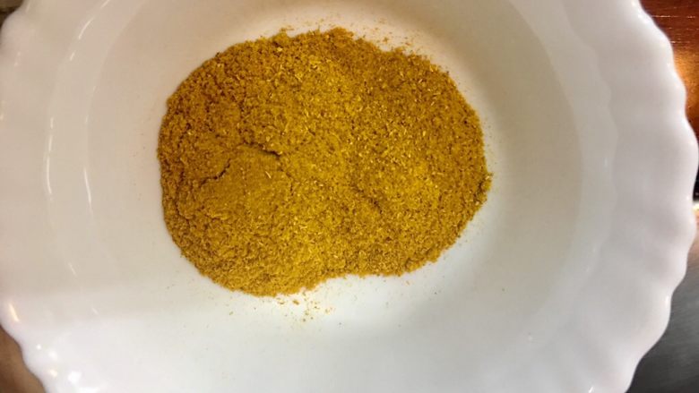 日式咖哩雞,準備咖哩粉(咖哩粉有畫龍點睛的效果,因為單用咖哩塊咖哩味會較淡加上日式咖哩塊偏甜的緣故,所以使用咖哩粉可以凸顯出咖哩濃郁的香氣)